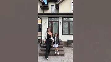 Блогер Ксения Кулиш собрала образы O’STIN для себя и дочери.